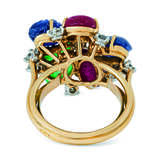 Cartier. EMERALD, RUBY, SAPPHIRE AND DIAMOND `TUTTI FRUTTI` RING, CARTIER PARIS - Foto 2