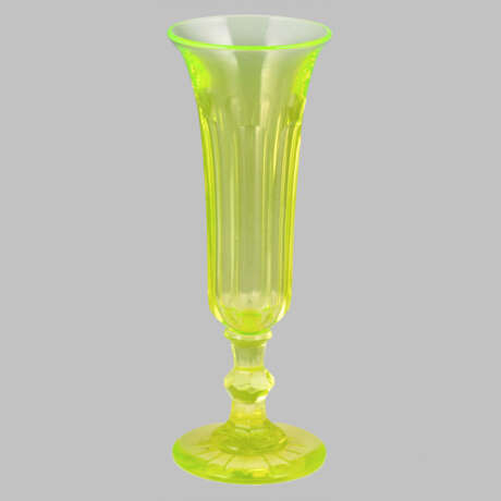 “A set of uranium glass (10 glasses 4 cups 6 wine glasses)” - photo 2