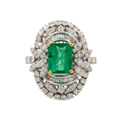 Ring mit Smaragd und Diamanten von zusammen ca. 1,5 ct - photo 2