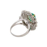 Ring mit Smaragd und Diamanten von zusammen ca. 1,5 ct - Foto 3
