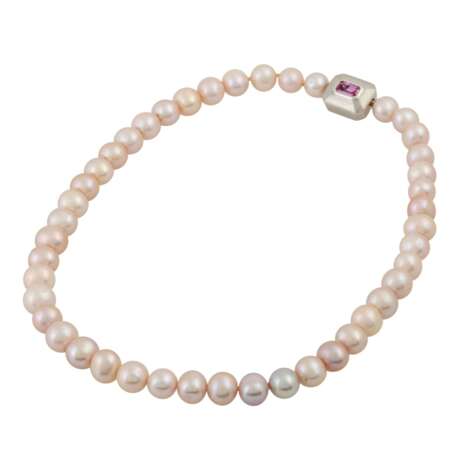 Wechselschließe mit pinkfarbenem Saphir an Perlenkette - photo 3