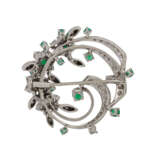 Brosche mit schönen Smaragden und Diamanten von zusammen ca. 2,2 ct, - фото 3