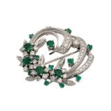 Brosche mit schönen Smaragden und Diamanten von zusammen ca. 2,2 ct, - Foto 4