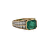 Ring mit Smaragd und Brillanten zusammen ca. 1 ct, - Foto 1
