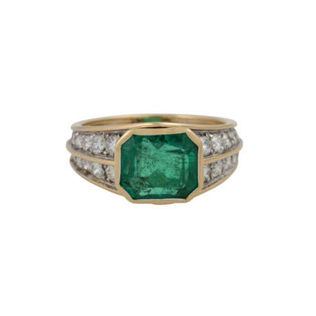 Ring mit Smaragd und Brillanten zusammen ca. 1 ct, - Foto 2