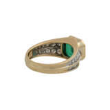 Ring mit Smaragd und Brillanten zusammen ca. 1 ct, - фото 3