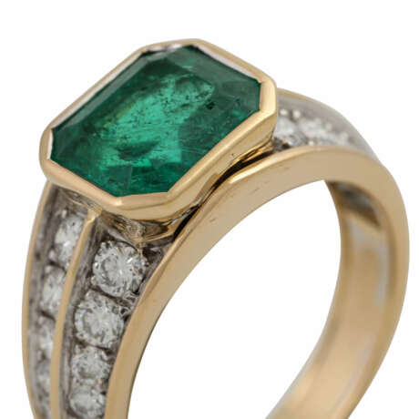 Ring mit Smaragd und Brillanten zusammen ca. 1 ct, - photo 5