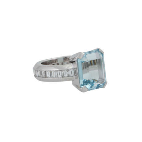 Ring mit Aquamarin und 30 Diamanten im Baguetteschliff, - Foto 1