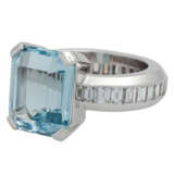 Ring mit Aquamarin und 30 Diamanten im Baguetteschliff, - photo 5