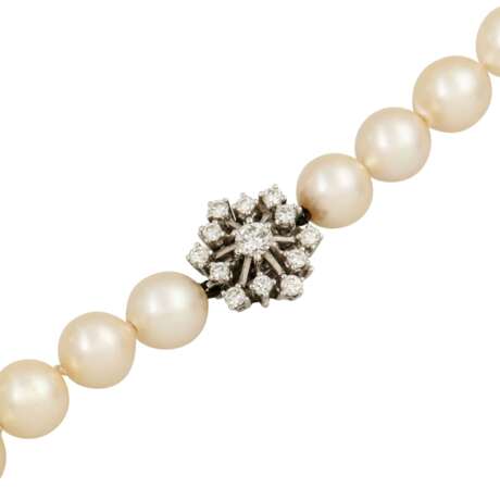 Perlenkette mit diamantbesetzter Schließe, - photo 3