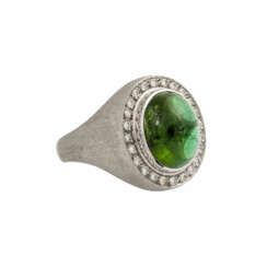 Ring mit grünem Turmalincabochon entouriert von Brillanten
