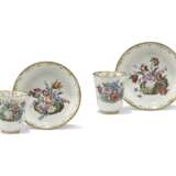 Capodimonte Ceramic Factory. A PAIR OF CAPODIMONTE (CARLO III) PORCELAIN COFFEE-CUPS AND SAUCERS - Foto 1