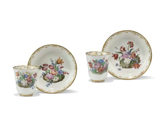 Capodimonte Ceramic Factory. A PAIR OF CAPODIMONTE (CARLO III) PORCELAIN COFFEE-CUPS AND SAUCERS - photo 1