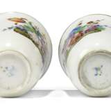 Capodimonte Ceramic Factory. A PAIR OF CAPODIMONTE (CARLO III) PORCELAIN COFFEE-CUPS AND SAUCERS - Foto 3