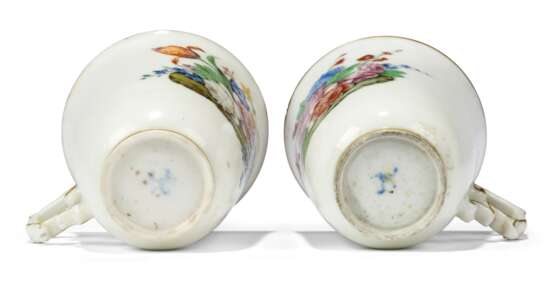 Capodimonte Ceramic Factory. A PAIR OF CAPODIMONTE (CARLO III) PORCELAIN COFFEE-CUPS AND SAUCERS - photo 3