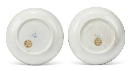 Capodimonte Ceramic Factory. A PAIR OF CAPODIMONTE (CARLO III) PORCELAIN COFFEE-CUPS AND SAUCERS - Foto 4