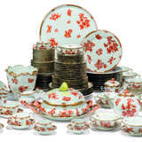Herend. A HEREND PORCELAIN 'QUEEN VICTORIA' PATTERN PART DINNER-SERVICE - Foto 1