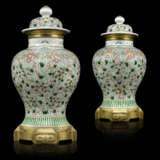 A PAIR OF FRENCH ORMOLU-MOUNTED CHINESE PORCELAIN VASES AND COVERS - фото 1