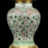A PAIR OF FRENCH ORMOLU-MOUNTED CHINESE PORCELAIN VASES AND COVERS - Foto 2