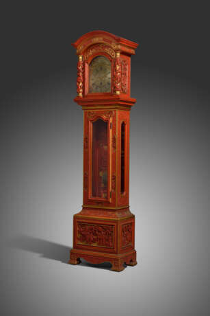 A CHINESE PARCEL-GILT RED CARVED 'CINNABAR' LACQUER LONGCASE CLOCK - Foto 2
