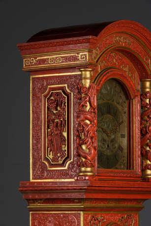 A CHINESE PARCEL-GILT RED CARVED 'CINNABAR' LACQUER LONGCASE CLOCK - Foto 3