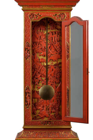A CHINESE PARCEL-GILT RED CARVED 'CINNABAR' LACQUER LONGCASE CLOCK - Foto 4