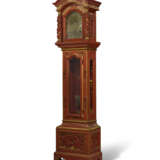 A CHINESE PARCEL-GILT RED CARVED 'CINNABAR' LACQUER LONGCASE CLOCK - Foto 6