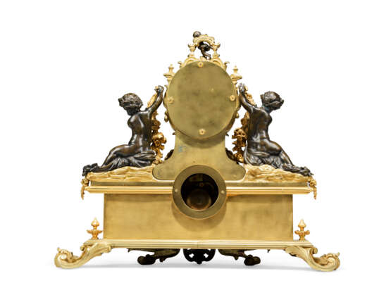 A NAPOLEON III ORMOLU AND SEVRES-STYLE TURQUOISE-GROUND PORCELAIN MANTEL CLOCK - фото 2