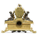 A NAPOLEON III ORMOLU AND SEVRES-STYLE TURQUOISE-GROUND PORCELAIN MANTEL CLOCK - Foto 2