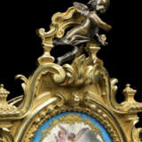 A NAPOLEON III ORMOLU AND SEVRES-STYLE TURQUOISE-GROUND PORCELAIN MANTEL CLOCK - фото 3