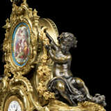 A NAPOLEON III ORMOLU AND SEVRES-STYLE TURQUOISE-GROUND PORCELAIN MANTEL CLOCK - Foto 4