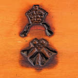 A ROYAL VICTORIAN ORMOLU AND JASPERWARE-MOUNTED SATINWOOD CARD TABLE - Foto 5
