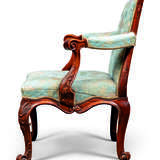  A PAIR OF GEORGE II WALNUT ARMCHAIRS - фото 3