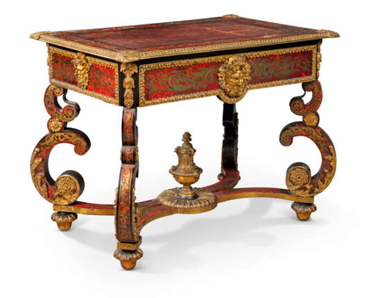 Boulle, Andre-Charles. A FRENCH ORMOLU-MOUNTED AND CUT-BRASS-INLAID RED TORTOISESHELL 'BOULLE' MARQUETRY WRITING TABLE - photo 2