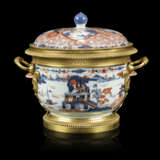 A PAIR OF FRENCH ORMOLU-MOUNTED IMARI PORCELAIN VASES AND COVERS - фото 4