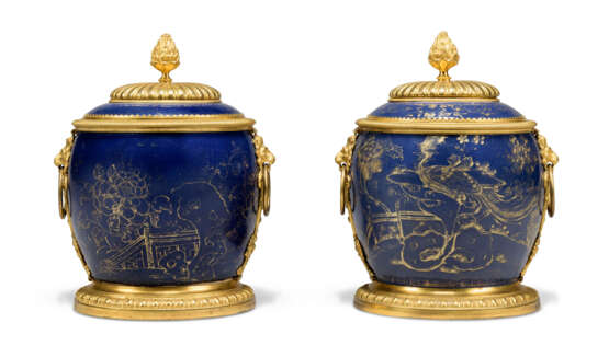 A PAIR OF FRENCH ORMOLU-MOUNTED PARCEL-GILT POWDER BLUE VASES AND COVERS - фото 2