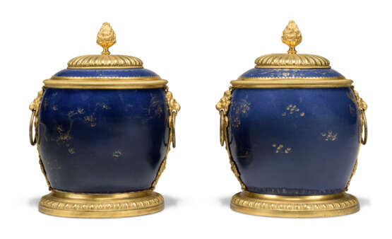 A PAIR OF FRENCH ORMOLU-MOUNTED PARCEL-GILT POWDER BLUE VASES AND COVERS - фото 4