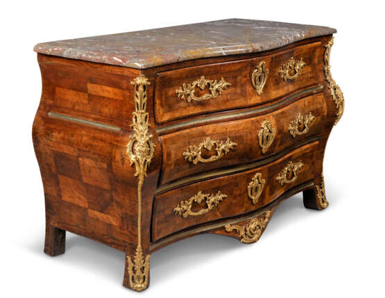 A REGENCE ORMOLU-MOUNTED AND BRASS-INLAID KINGWOOD COMMODE - Foto 2
