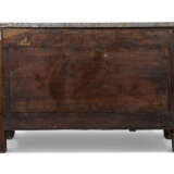 A REGENCE ORMOLU-MOUNTED AND BRASS-INLAID KINGWOOD COMMODE - Foto 5
