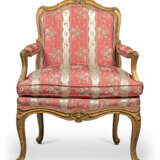 Cresson, Michel. A PAIR OF LOUIS XV GILTWOOD FAUTEUILS - фото 2