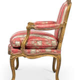 Cresson, Michel. A PAIR OF LOUIS XV GILTWOOD FAUTEUILS - фото 3
