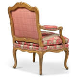 Cresson, Michel. A PAIR OF LOUIS XV GILTWOOD FAUTEUILS - фото 4