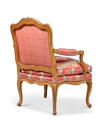 Cresson, Michel. A PAIR OF LOUIS XV GILTWOOD FAUTEUILS - фото 4