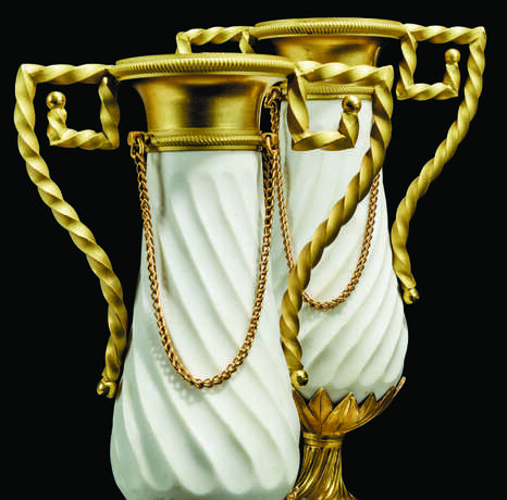 A PAIR OF LATE LOUIS XVI ORMOLU-MOUNTED WHITE MARBLE VASES - фото 2