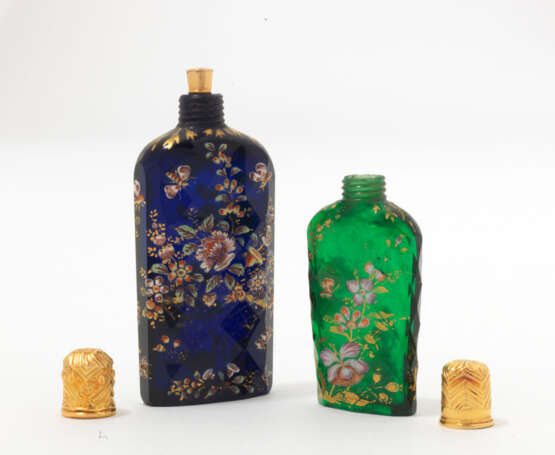 TWO GEORGE II GOLD MOUNTED GLASS SCENT BOTTLES - photo 2