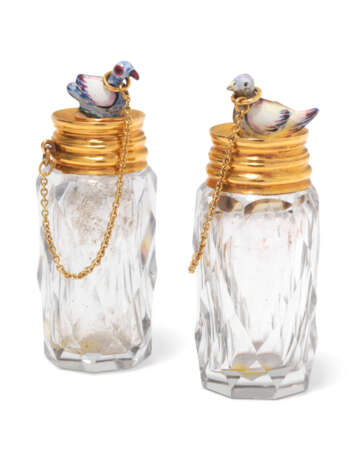 TWO GEORGE III GOLD MOUNTED CUT-GLASS SCENT BOTTLES - фото 1