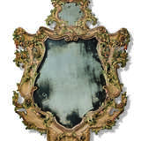 A MONUMENTAL ITALIAN GILT-VARNISHED-SILVERED ('MECCA'), WHITE AND POLYCHROME-PAINTED MIRROR - Foto 1
