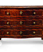 Möbelset. A NORTH ITALIAN TULIPWOOD AND FRUITWOOD BANDED KINGWOOD COMMODE 