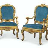 A PAIR OF ITALIAN POLYCHROME-DECORATED 'LACCA' ARMCHAIRS - Foto 1