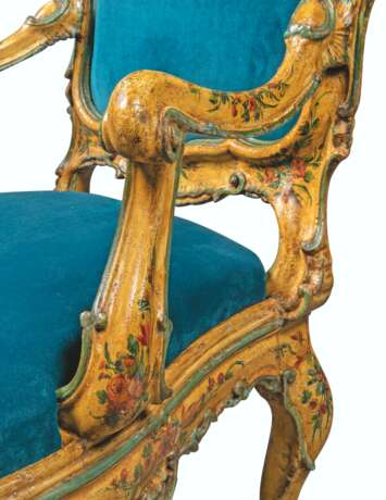 A PAIR OF ITALIAN POLYCHROME-DECORATED 'LACCA' ARMCHAIRS - Foto 3